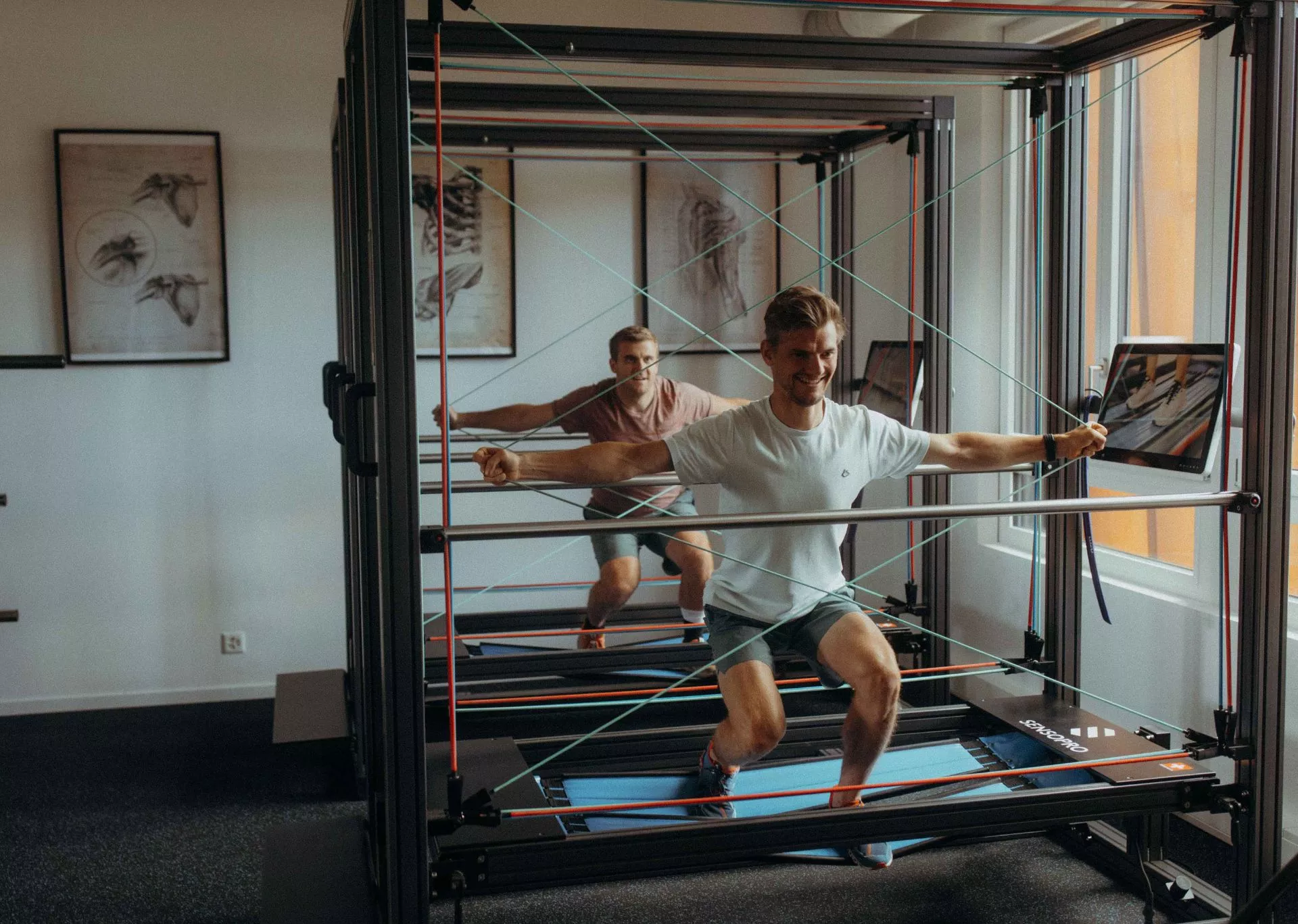 Rééducation sur-mesure - avec l'appareil Sensopro - en physiothérapie - disponible chez Physio Clinics Genève, Bulle, Yverdon.