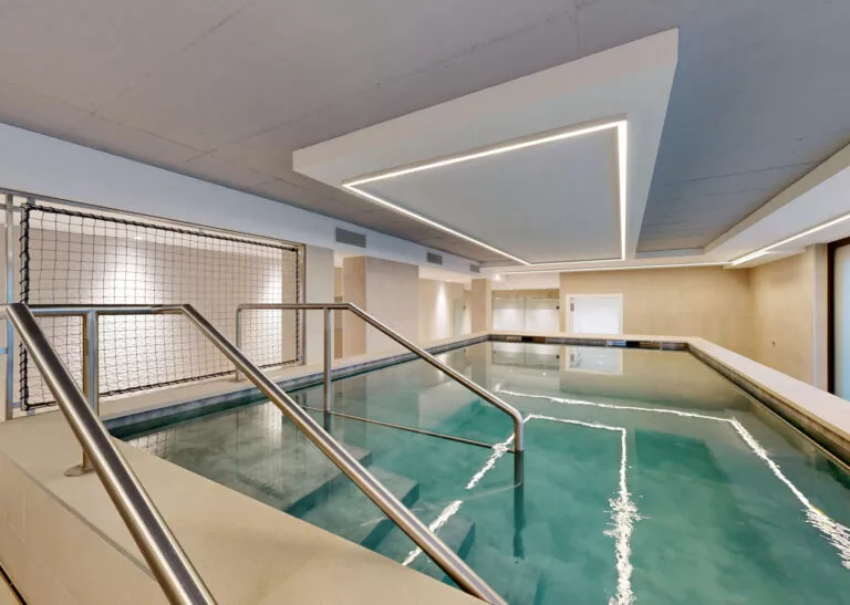 Rééducation en piscine chez Physio Clinics à Genève avec les physiothérapeutes
