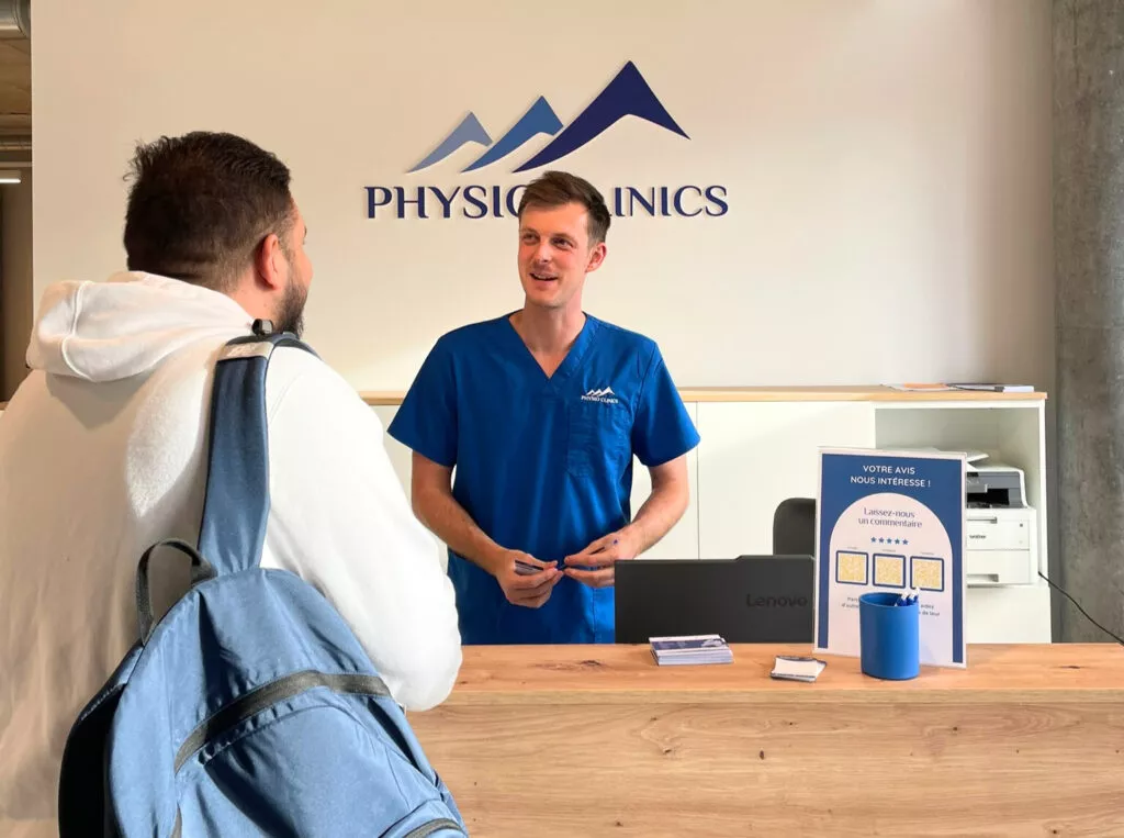 Physiotherapeute à Fribourg avec un patient en rééducation chez Physio Clinics
