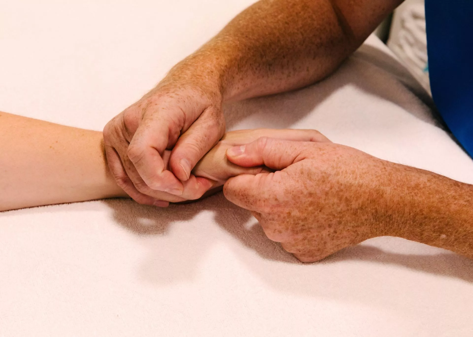 Physiothérapeute qui mobilise une main en vue du dry needling.