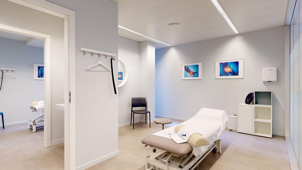 Cabine de physiothérapie pour les traitements manuels chez Physio Clinics à Genève