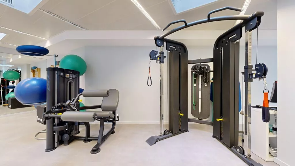 Exercice de rééducation actif chez Physio Clinics à Genève.