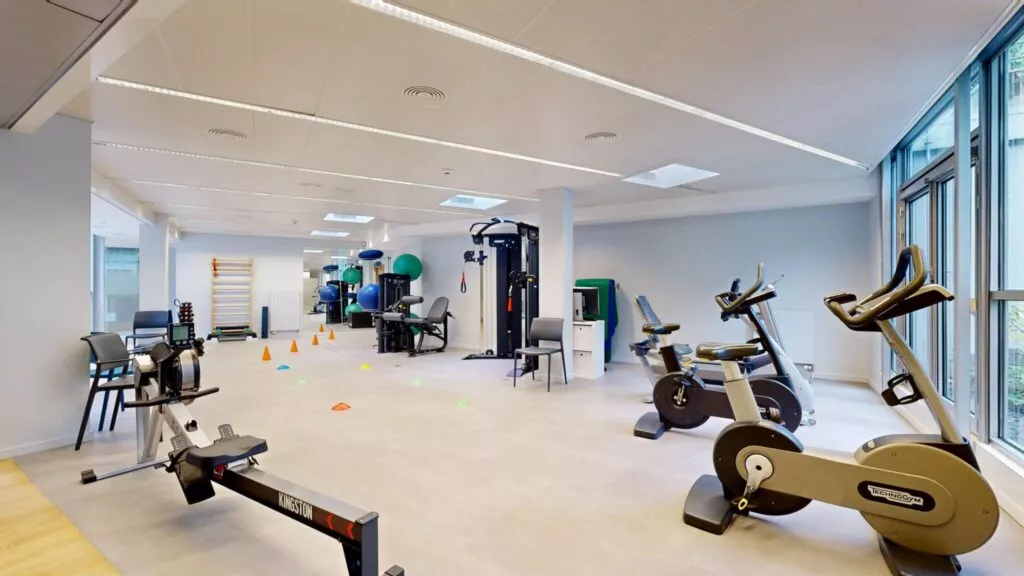 Salle active pour la rééducation avec nos physiothérapeutes chez Physio Clinics Genève Malagnou