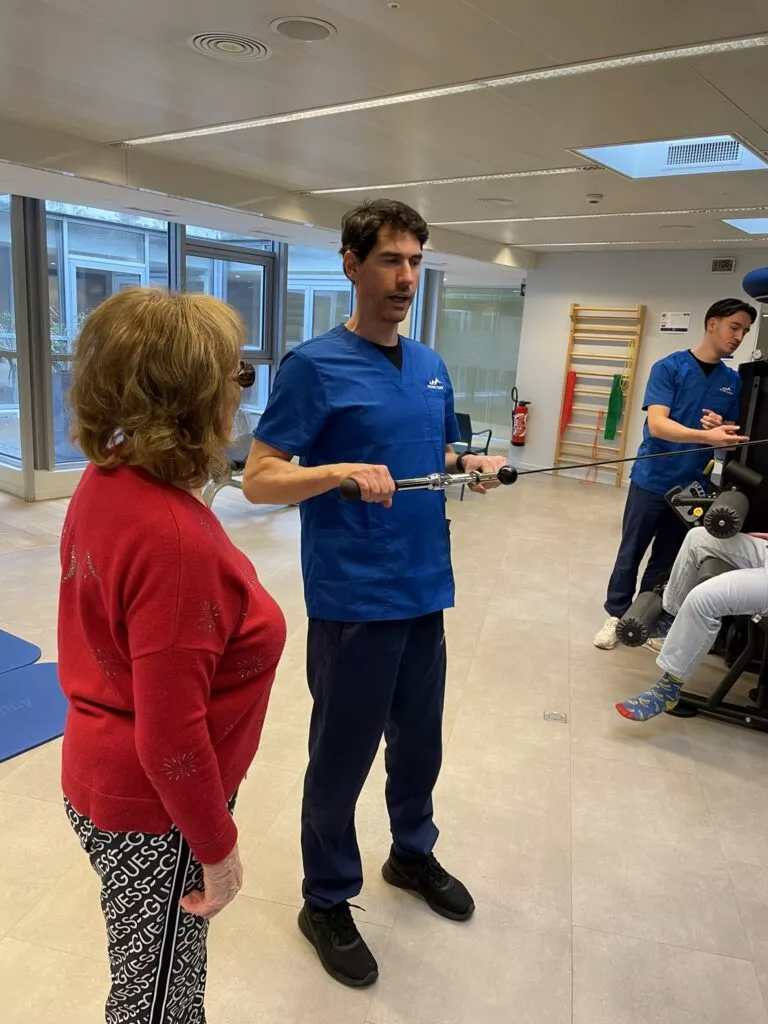 Physio Clinics Genève Marechal, rééducation en salle active avec accompagnement d'un physiothérapeute.