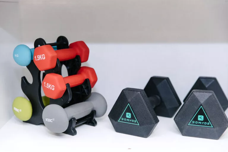 Accessoires de fitness pour une rééducation active chez Physio Clinics à Fribourg