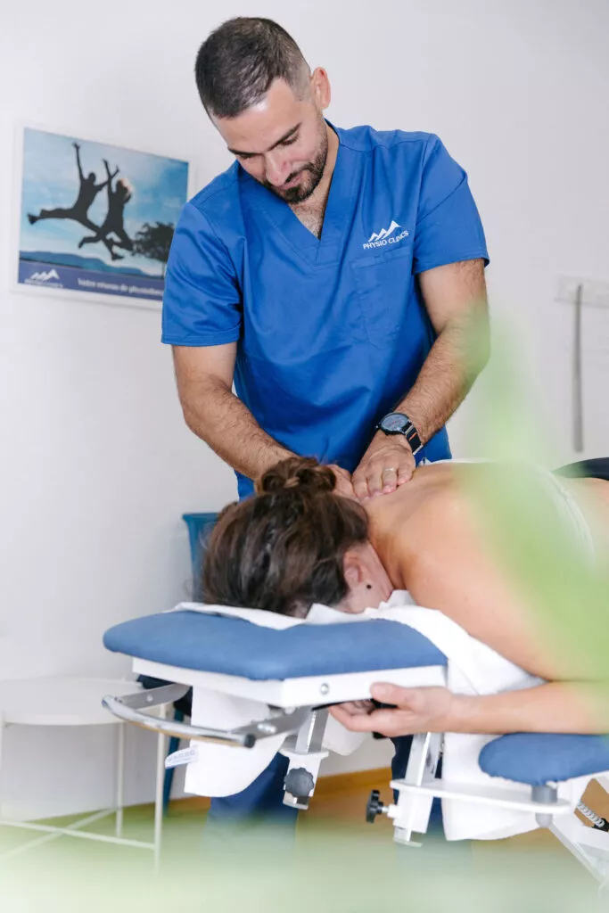 Physiothérapeute diplômé pratiquant du drainage lymphatique sur une patiente.