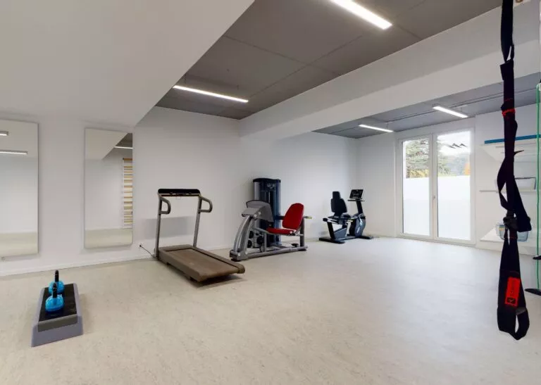 Appareil de fitness pour travailler la rééducation en physiothérapie à Aigle-Gare