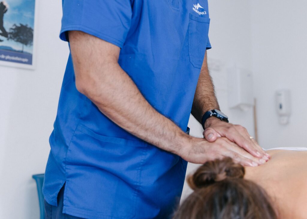 Soin de drainage lymphatique chez Physio Clinics par un physiothérapeute diplomé.