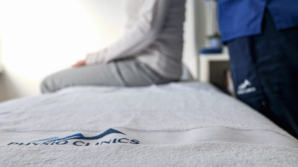 Physiothérapeute en séance avec une patiente avec la Tecar thérapie.