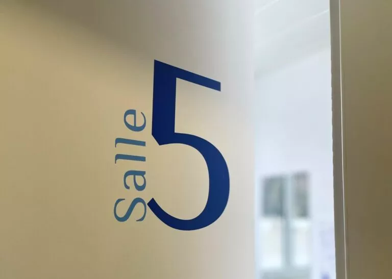 Cabine de soin fermée pour la rééducation manuelle en physiothérapie, par exemple le dry needling.