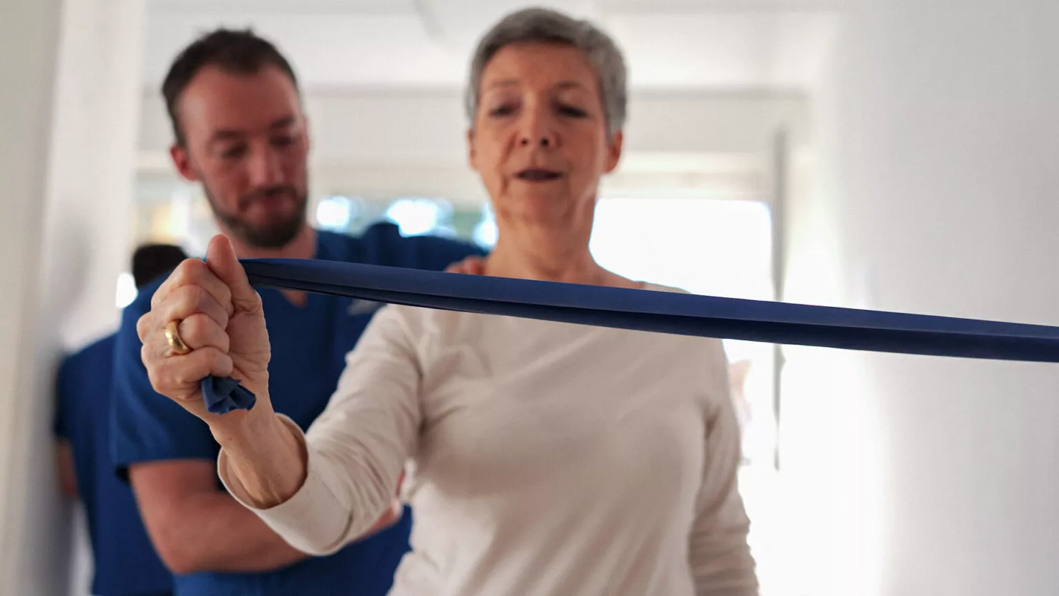 Exercices de rééducation avec Antoine, physiothérapeute responsable du centre Physio Clinics Lausanne