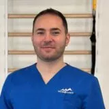 Remus, physiothérapeute et responsable du centre Physio Clinics à Bulle.