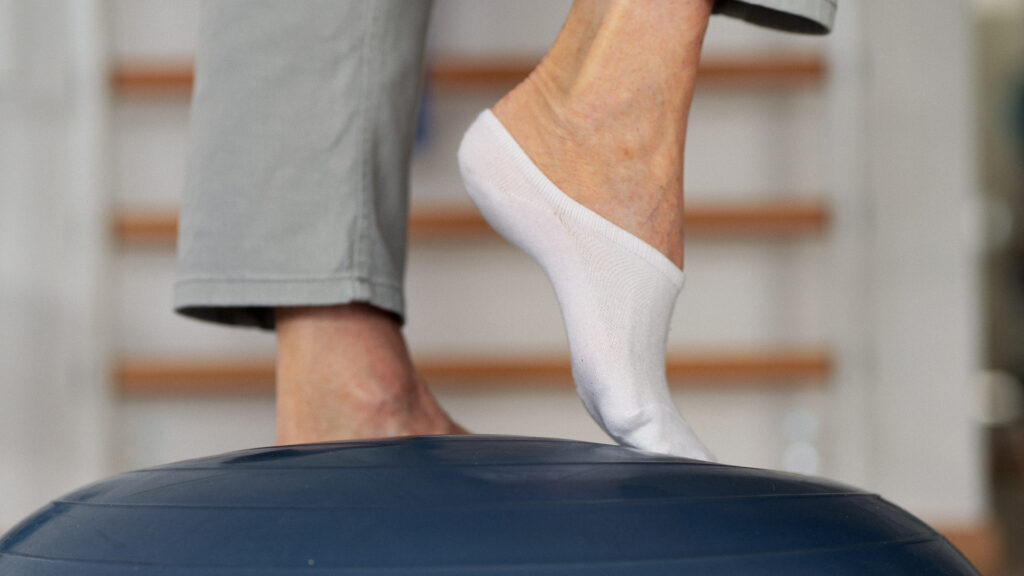 Exercices de rééducation active chez Physio Clinics avec l'encadrement d'un physiothérapeute