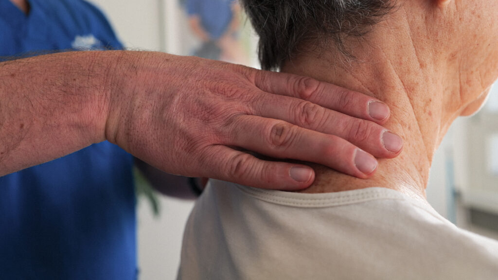 Physiothérapeute qui pratique des manipulations ostéo-squelettiques sur une patiente