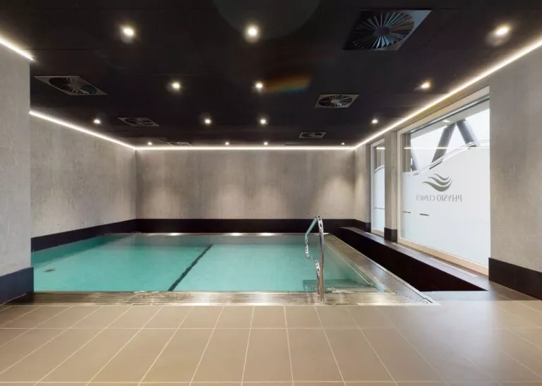 Piscine pour la balnéothérapie chez Physio Clinics à Collombey. Rééducation en piscine.