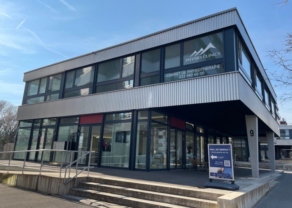 Physio Clinics Gland - centre de physiothérapie avec salle active et cabines fermées.