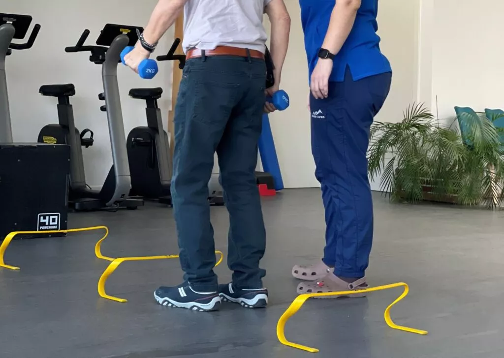 Exercices actifs en physiothérapie chez Physio Clinics à Gland.