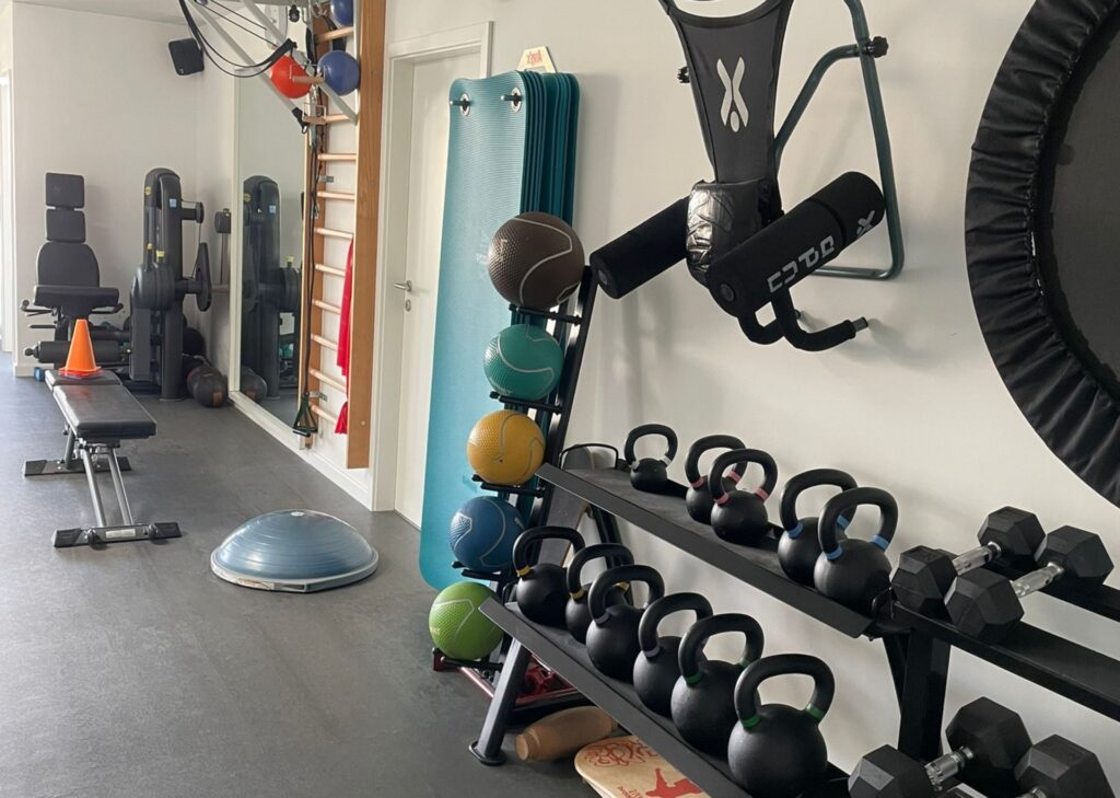 Exercices pour la rééducation en physiothérapie grâce à la salle active chez Physio Clinics Gland