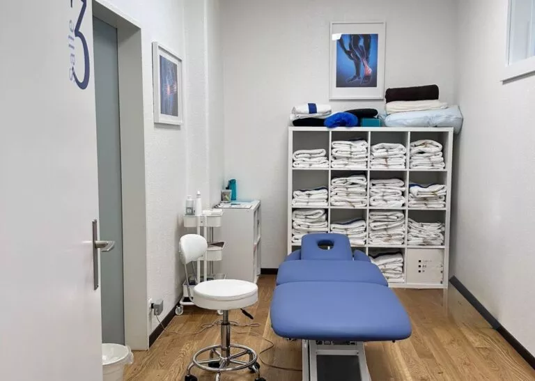 cabine de soin pour thérapie manuelle. Rééducation en physiothérapie chez Physio Clinics Le Locle