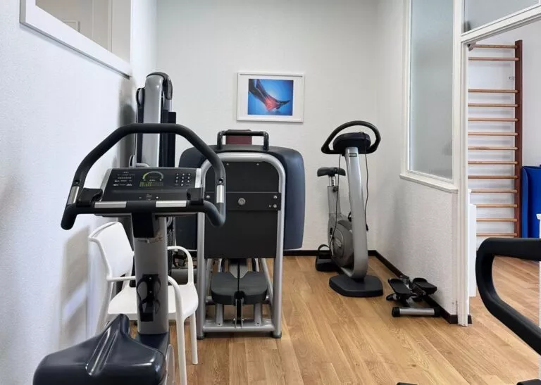 Salle active chez Physio Clinics au Locle.