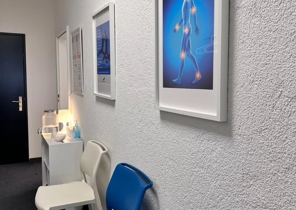Salle d'attente chez Physio Clinics Le Locle. Rééducation active et manuelle.