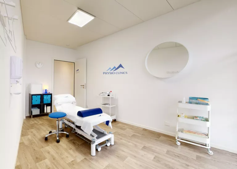 Cabine de soins de physiothérapie moderne à Collombey, chez Physio Clinics