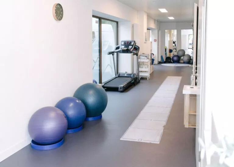 Salle de fitness pour exercices de rééducation active en physiothérapie.