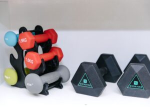 Matériel de fitness pour exercices de rééducation active en physiothérapie à Cossonay