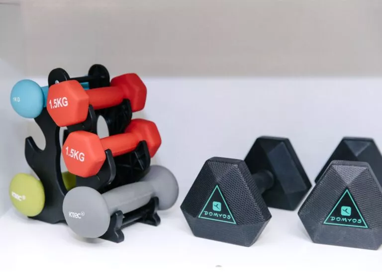 Matériel de fitness pour exercices de rééducation active en physiothérapie à Cossonay