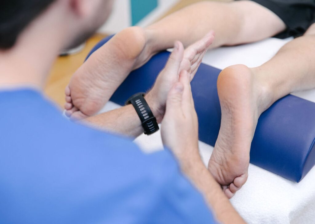 Rééducation manuelle chez Physio Clinics, massage et drainage.