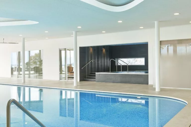 Piscine pour la balénothérapie au sein de la Clinique La Prairie - rééducation dans l'eau.