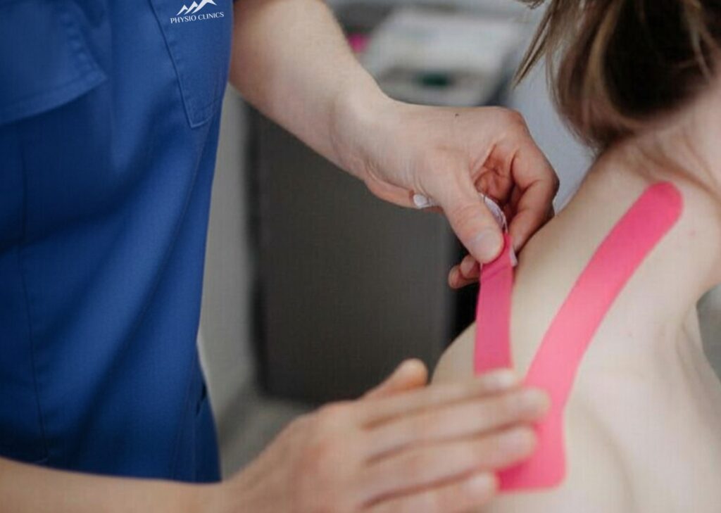 Pose de tape en physiothérapie pour soutenir le mouvement