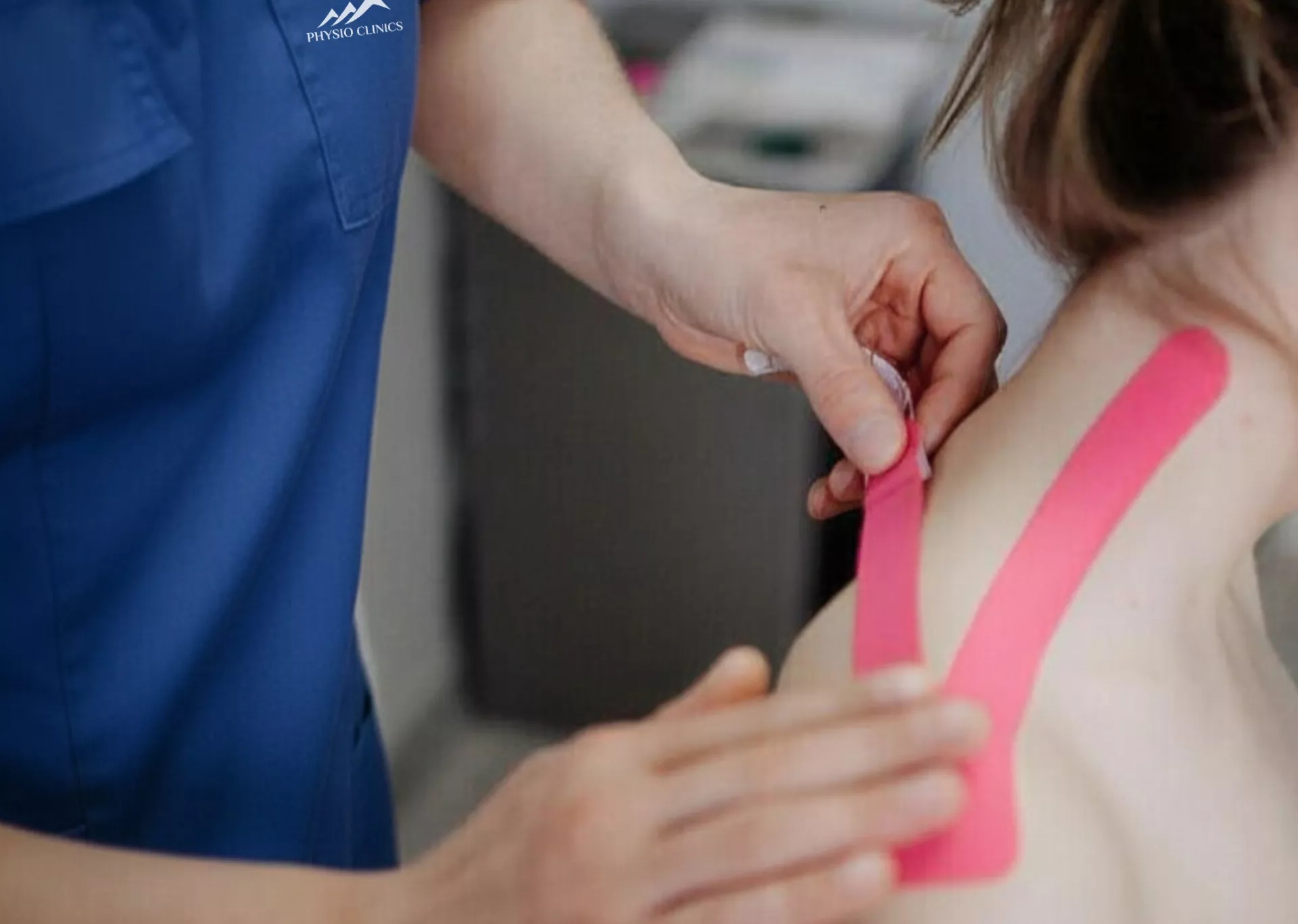 Pose de tape en physiothérapie pour soutenir le mouvement
