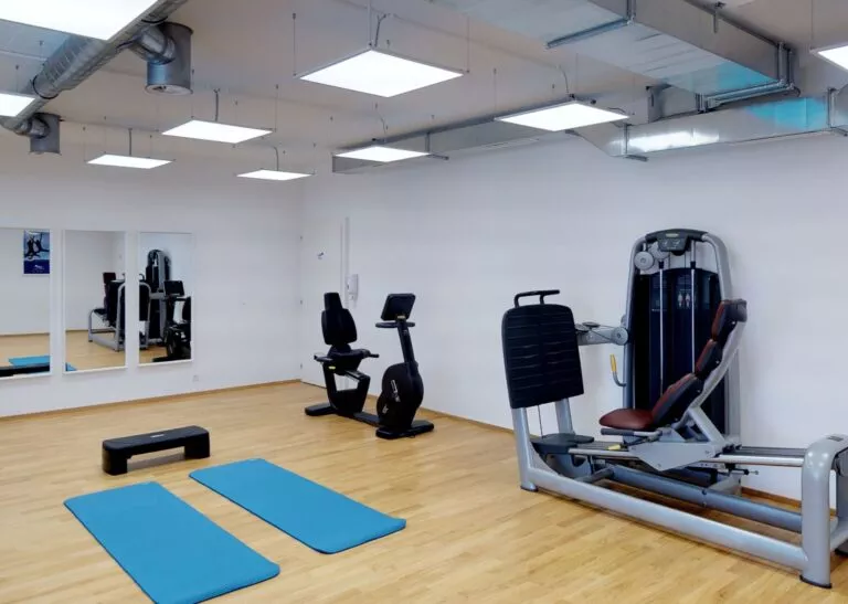 Salle active à Cossonay pour la rééducation encadrée par un physiothérapeute