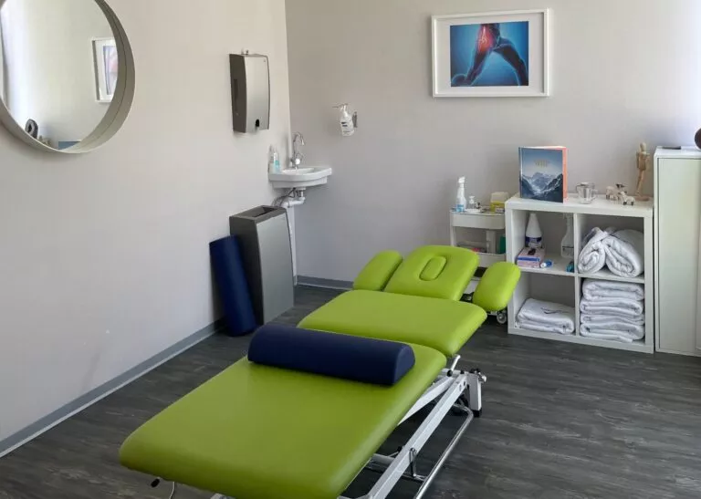 Cabine de soin chez Physio Clinics à Saxon. Rééducation manuelle et active.