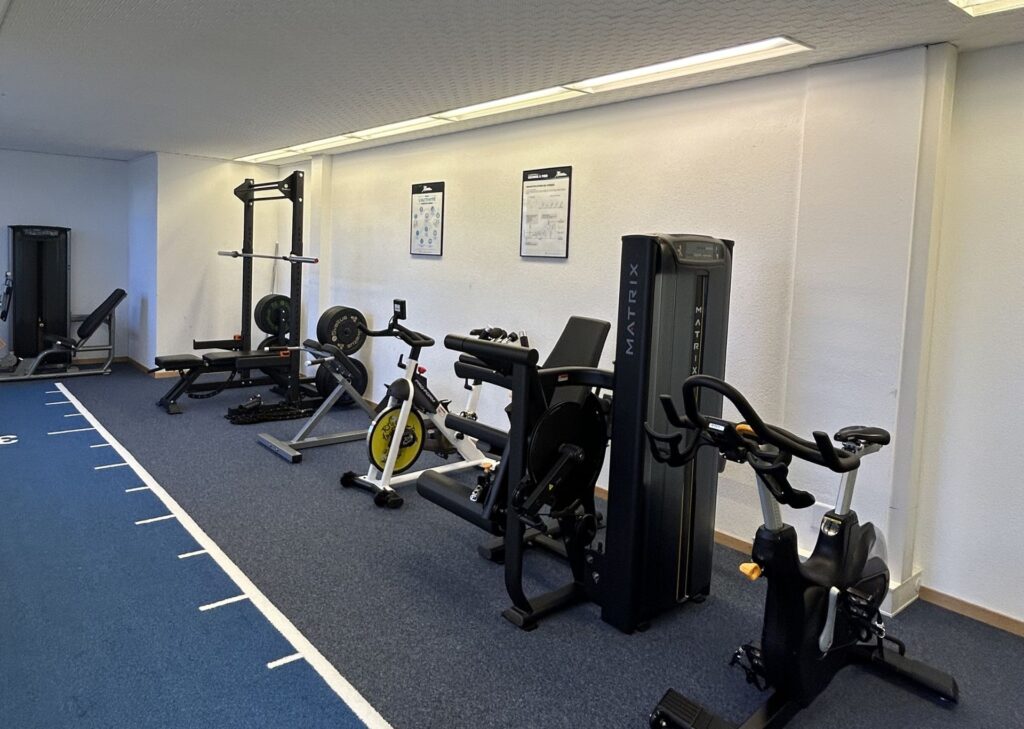 Salle active chez Physio Clinics à Vevey - votre rééducation en mouvement.