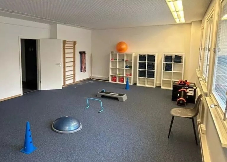 Physio Clinics Vevey - salle active pour la rééducation avec matériel de fitness.
