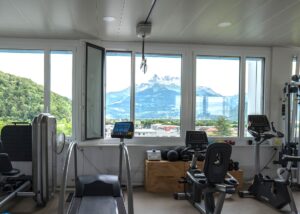 Salle active chez Physio Clinics avec vue Dents du Midi, à Aigle-Valerette.
