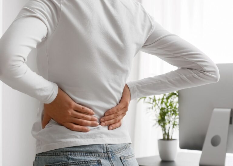 Mal de dos au bureau : 3 exercices simples à faire au quotidien